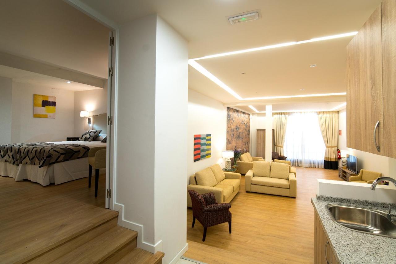 Arco Macarena Lofts Aparthotel Sevilla Bagian luar foto