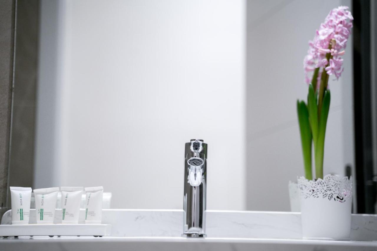 Arco Macarena Lofts Aparthotel Sevilla Bagian luar foto